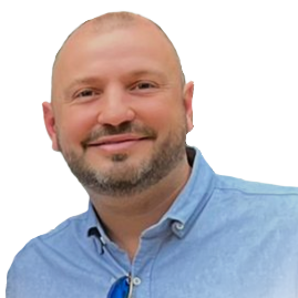 Foto de André Luis, homem barbudo de boné, sorrindo em um restaurante.